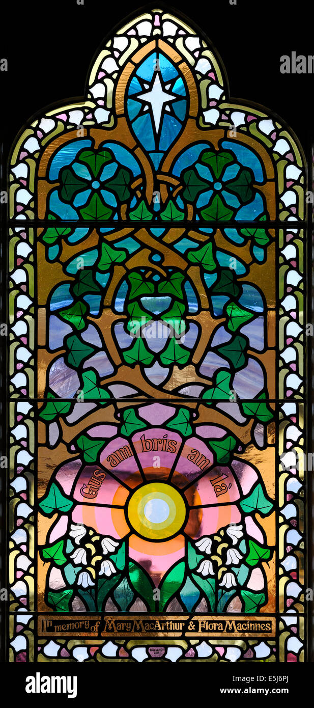 Un vitrail commémoratif illustrant 'Résurrection', Eglise St Mary, Glencoe, en Écosse. Banque D'Images