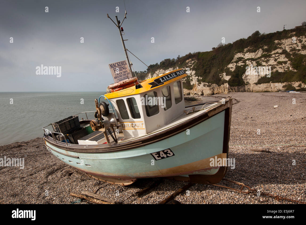 UK Angleterre, Devon, bière, bateau de pêche Lillie peut sur la plage Banque D'Images