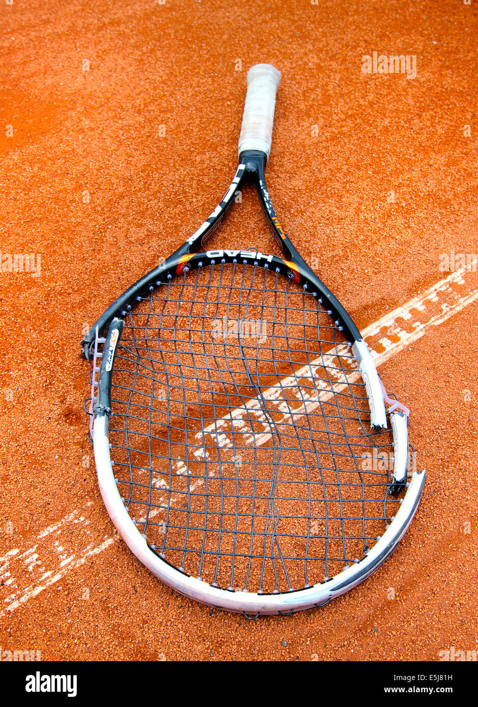 Raquette de Tennis cassée Photo Stock - Alamy