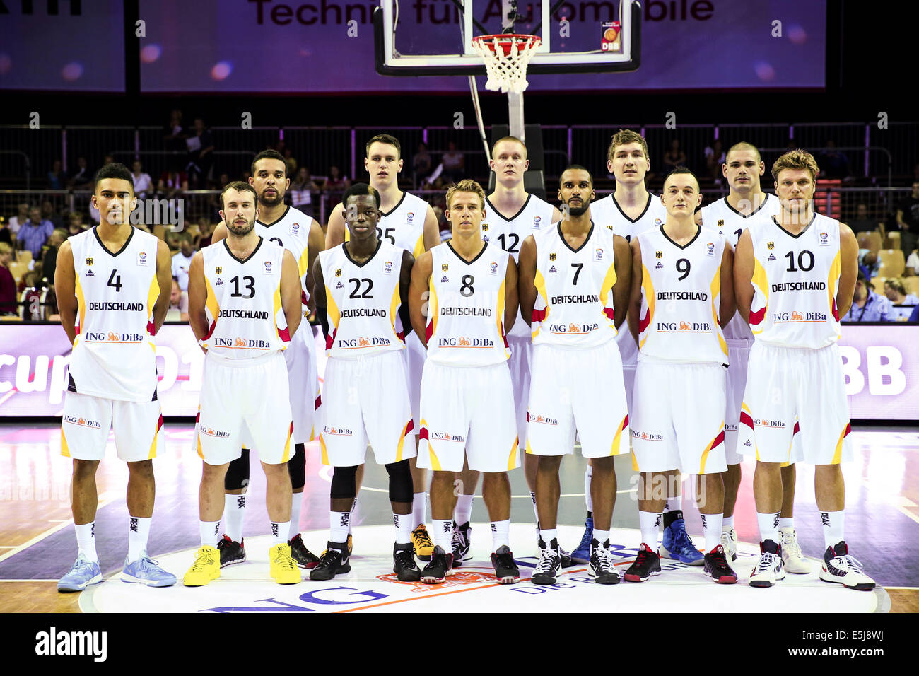 Bamberg, Allemagne. 01 août, 2014. L'équipe allemande avec (rangée arrière, l-r) Elias Harris, Johannes Voigtmann, Robin Benzing, Andreas Seiferth, Maik Zirbes, (première rangée, l-r) Maodo Lo, Bastian Doreth, Dennis Schröder, Heiko Schaffartzik, Akeem Vargas, Karsten Tadda et Lucca Staiger durant la Supercup 2014 DBB basket-ball match entre l'Allemagne et la Lettonie à Brose-Arena à Bamberg, Allemagne, 01 août 2014. Photo : DAVID EBENER/dpa/Alamy Live News Banque D'Images