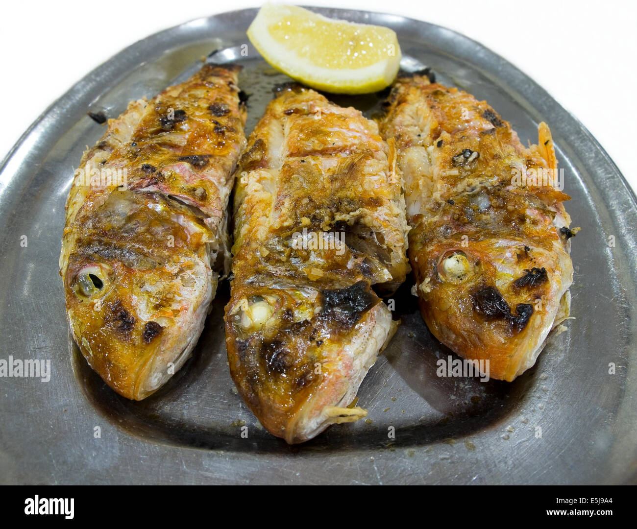 Surmullet grillé au citron. Plat typique de la Méditerranée. Banque D'Images