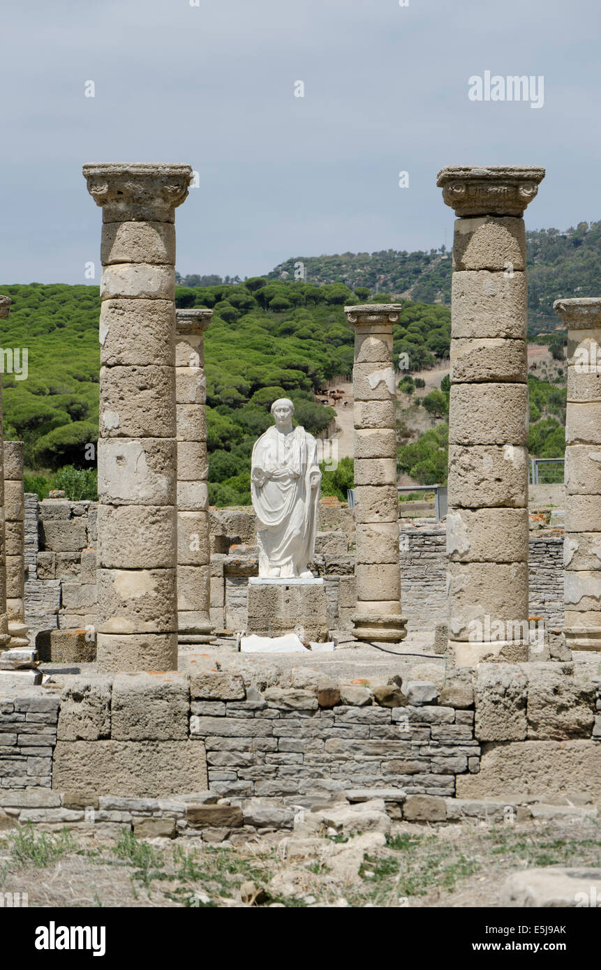 Statue de Trajan dans la basilique, édifice public, ruines romaines de Baelo Claudia, Bolonia, Costa de la Luz, Cadiz, Espagne. Banque D'Images