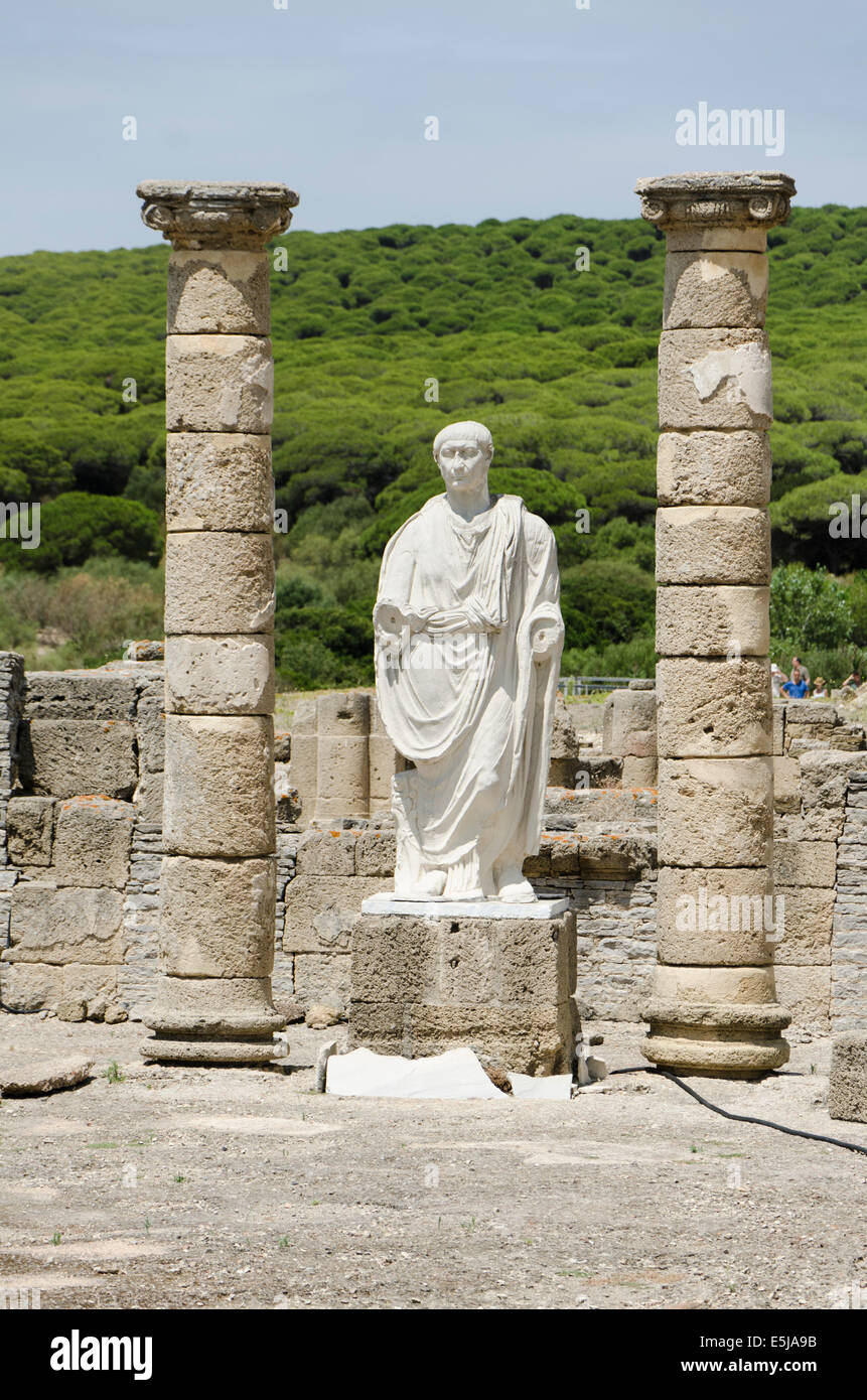 Statue de Trajan dans la basilique, édifice public, ruines romaines de Baelo Claudia, Bolonia, Costa de la Luz, Cadiz, Espagne. Banque D'Images