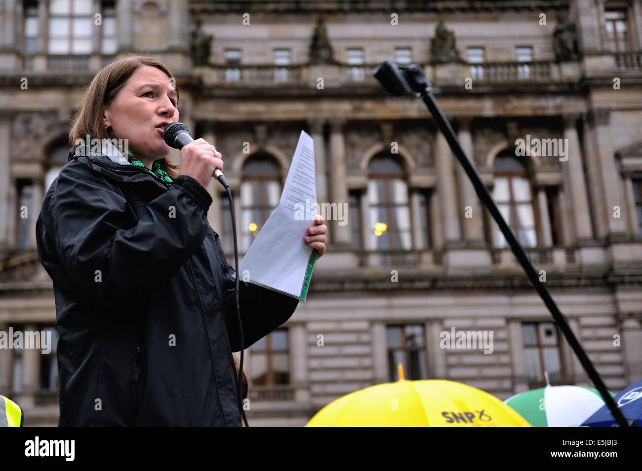 Glasgow, Ecosse, Royaume-Uni. 2e août, 2014. Martha Wardrop, Parti Vert conseiller pour Hillhead, Glasgow, rejoint les manifestants à George Square Glasgow exigeant la fin de l'bombardement israélien de Gaza Crédit : Tony Clerkson/Alamy Live News Banque D'Images