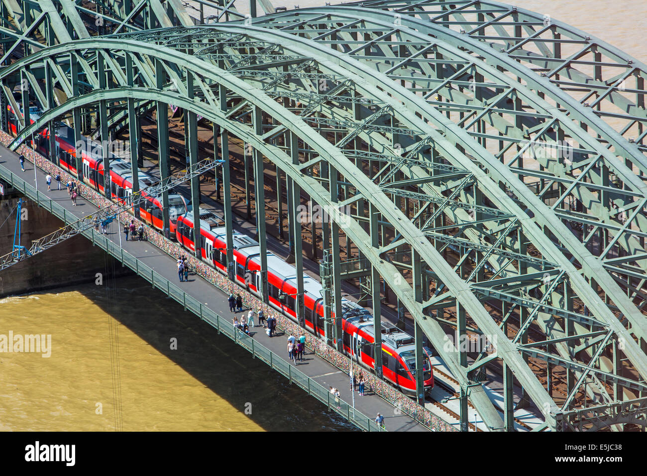 Deutzer pont de chemin de fer, Rhin, Cologne gare ferroviaire, les trains, les voies, l'Allemagne, Banque D'Images
