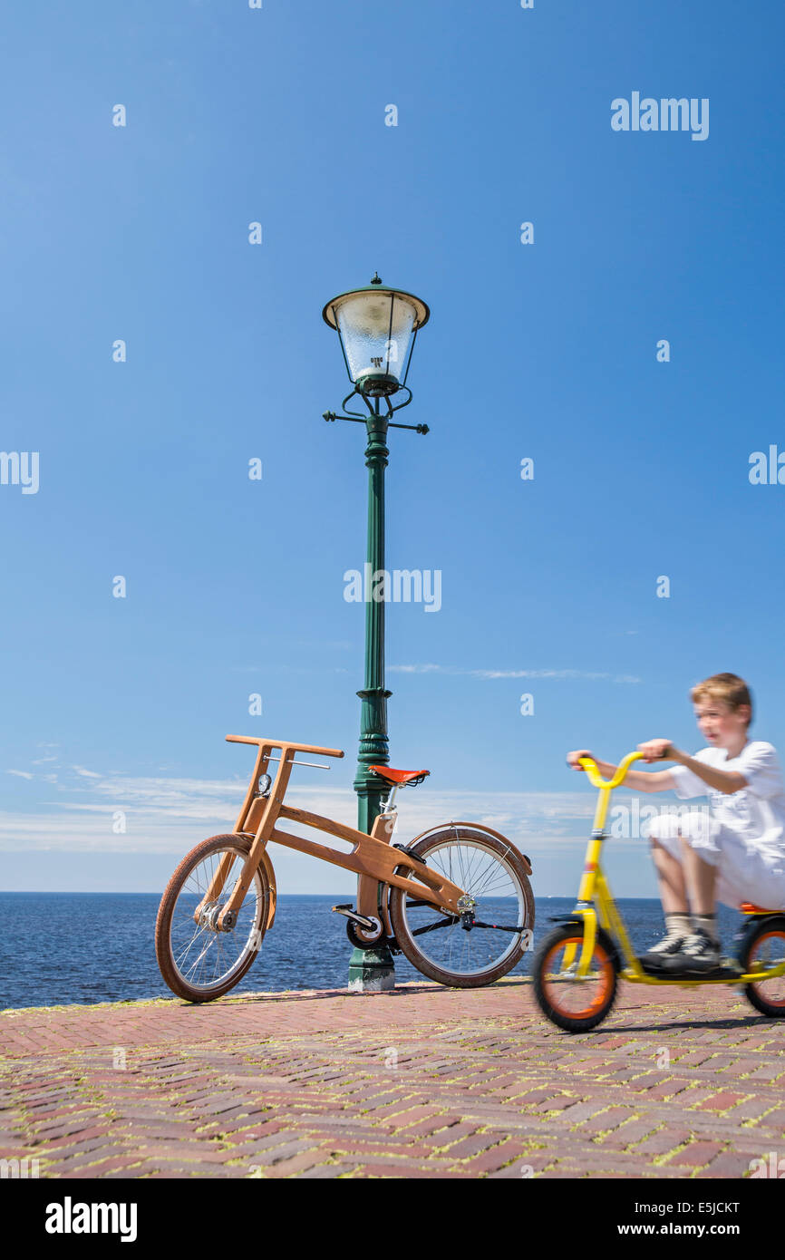 Pays-bas, Urk, rejeton vélo. Le Dutch Design vélo en bois est une création de Jan Gunneweg Banque D'Images