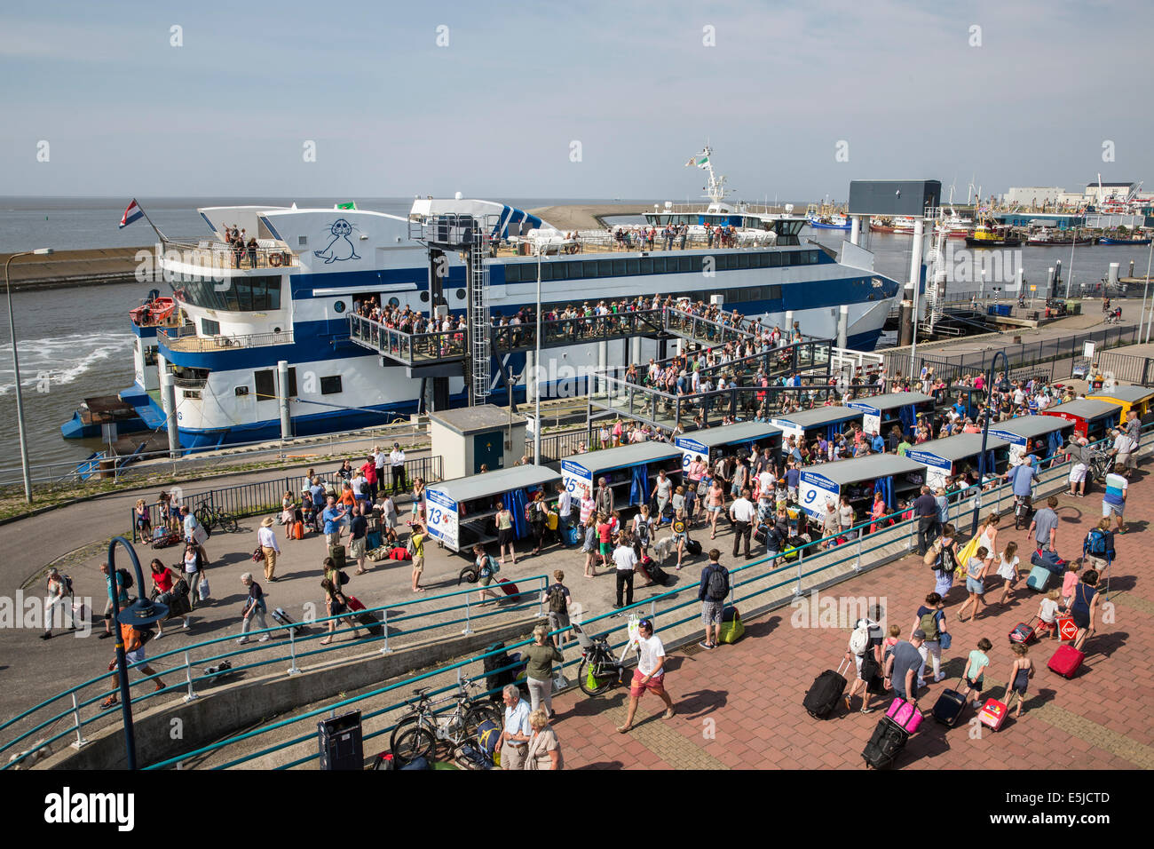 Pays-bas, Harlingen, Port. Les gens de descendre du bateau, venant de l'île de Terschelling Banque D'Images
