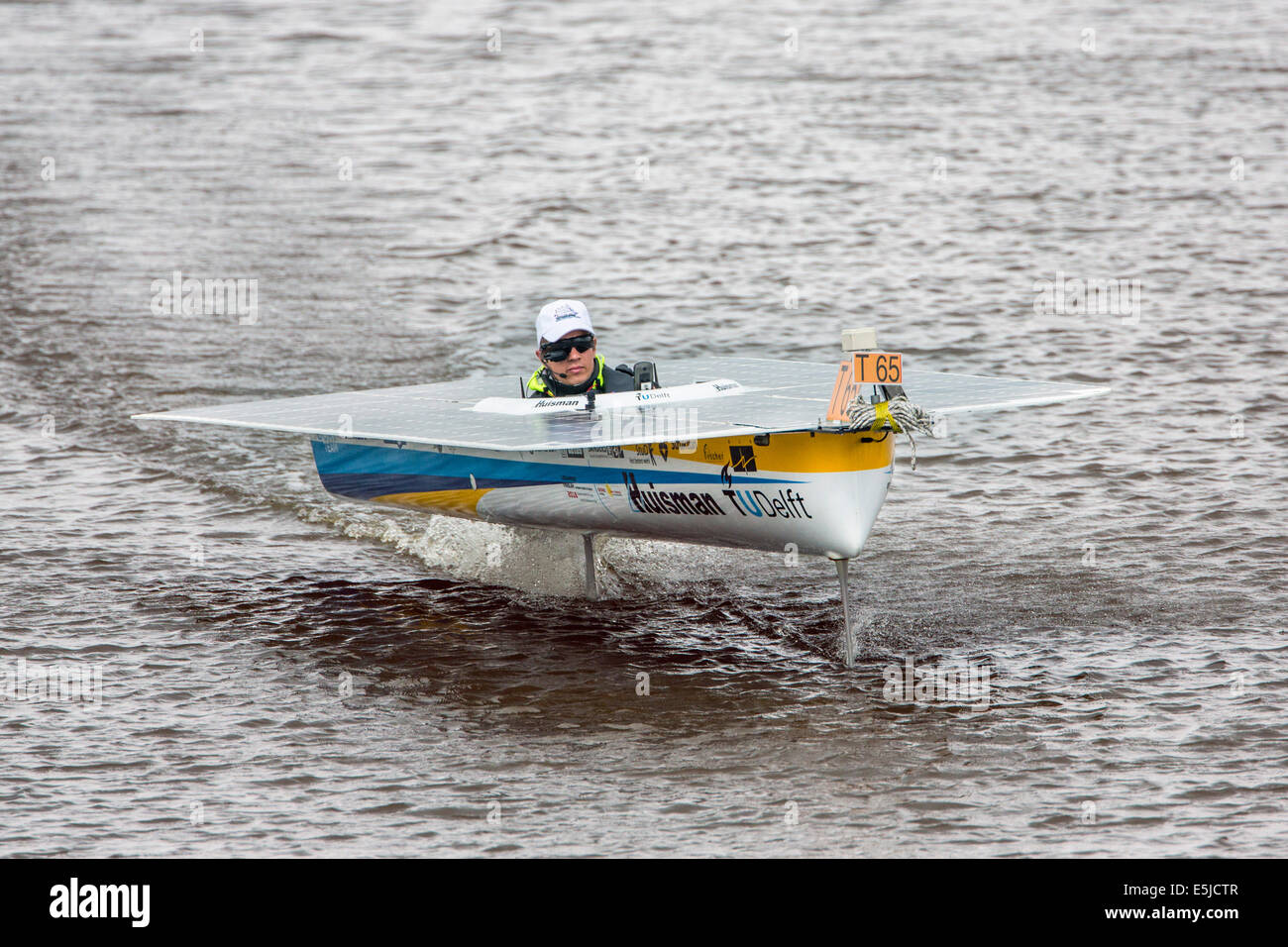 Pays-bas, Franeker, DONG Solar Challenge 2014, la race de bateaux solaires. L'Université d'Hydroptère TU Delft équipe bateau solaire Banque D'Images