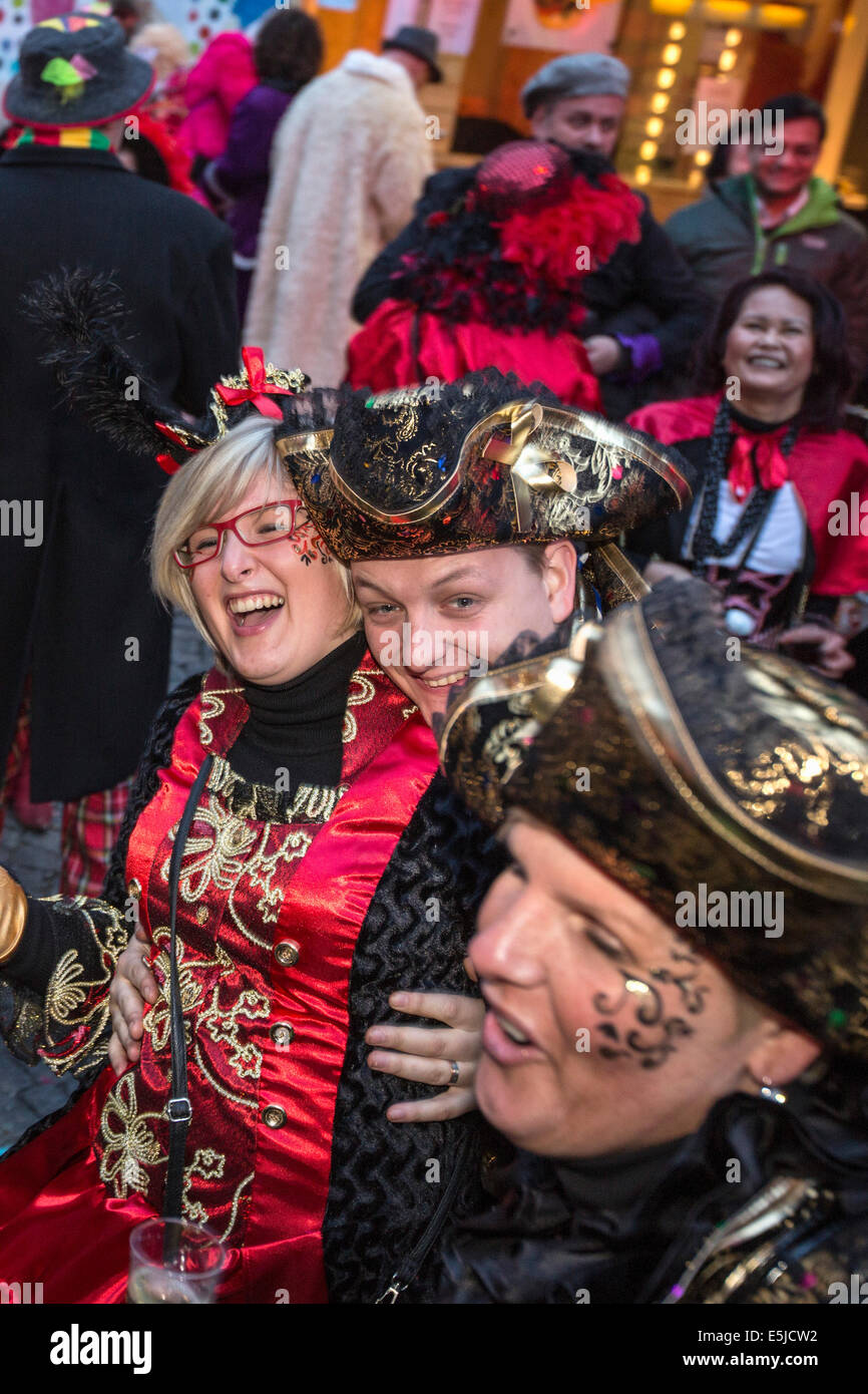 Pays-bas, Maastricht, Carnaval festival. Femmes chantant et dansant. Twilight Banque D'Images
