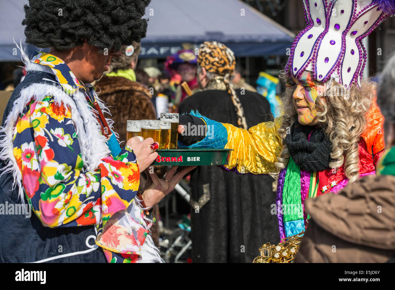 Pays-bas, Maastricht, Carnaval festival. Femmes chantant et dansant. Twilight Banque D'Images