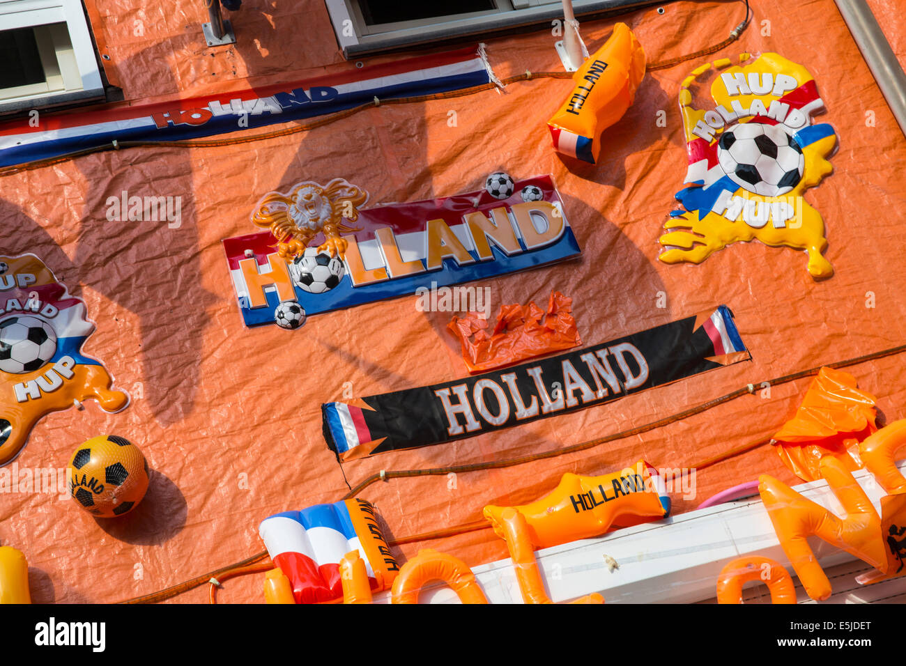 Pays-bas, Maastricht, Orange décoré rue appelée Hyacintenstraat. Couleurs nationales, Coupe du Monde de Football 2014. Banque D'Images