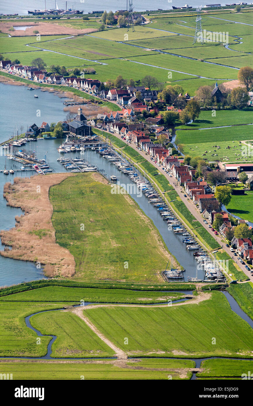 Pays-bas, Durgerdam, vue sur village et port de plaisance. Aerial Banque D'Images