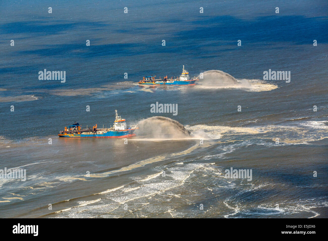 Pays-bas, Petten, renforcement de la digue, Hondsbossche Zeewering. Drague à succion du dépôt de sable. Aerial Banque D'Images