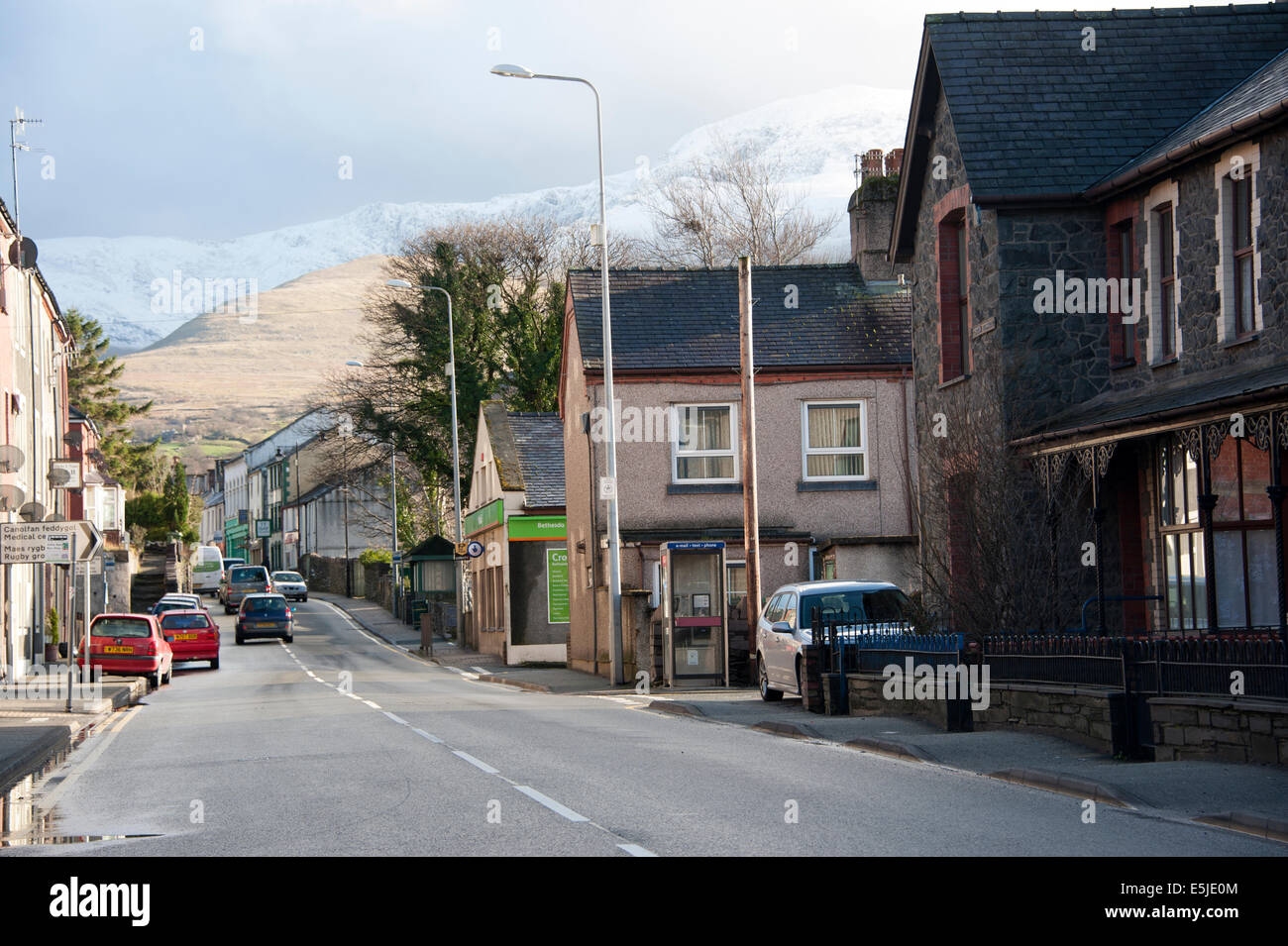 Route de village, au nord du Pays de Galles UK United Kingdom Grande-bretagne Banque D'Images