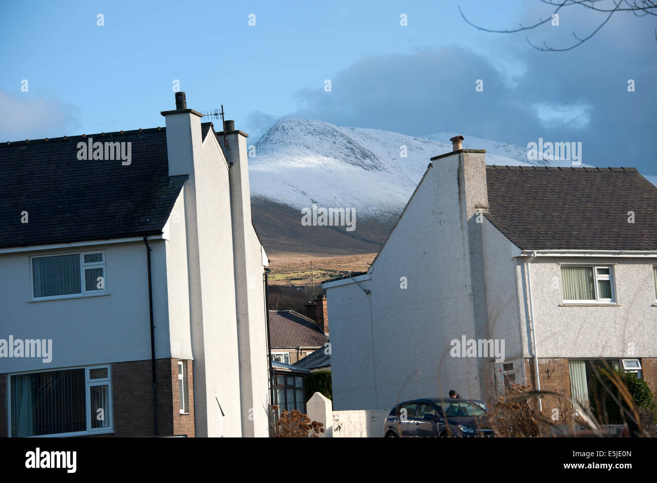 Maisons aux montagnes couvertes de neige derrière le Nord du Pays de Galles UK United Kingdom Grande-bretagne Banque D'Images