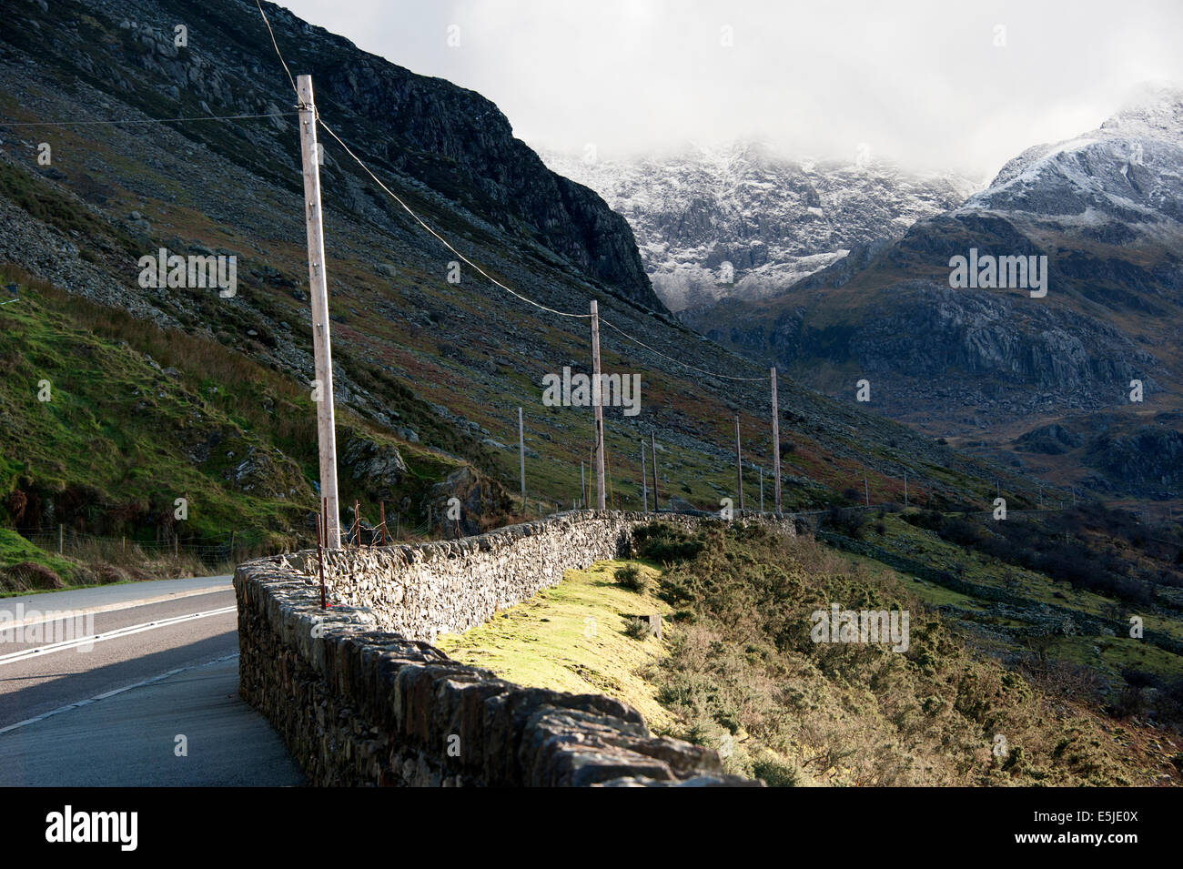 Montagnes couvertes de neige au nord du Pays de Galles Snowdonia UK Banque D'Images