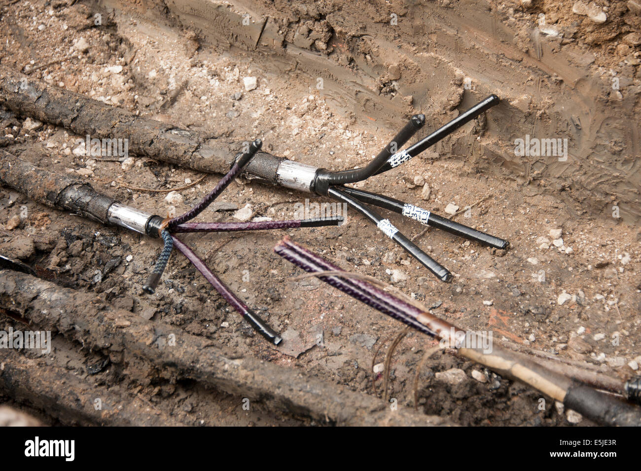 Câble souterrain Banque de photographies et d'images à haute résolution -  Alamy