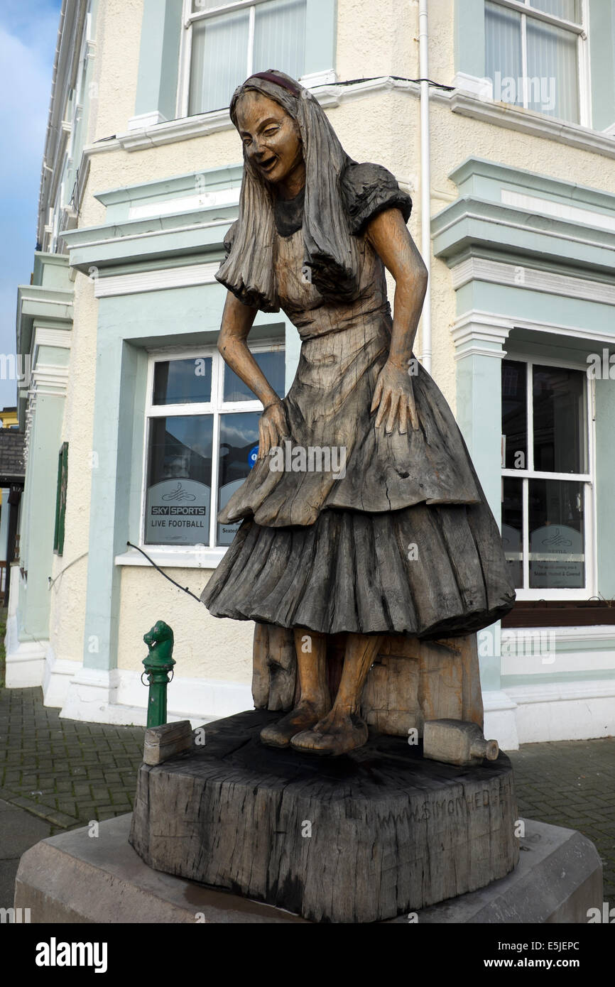Statue sculptée en bois du nord du Pays de Galles Llandudno Femme UK United Kingdom Grande-bretagne Banque D'Images