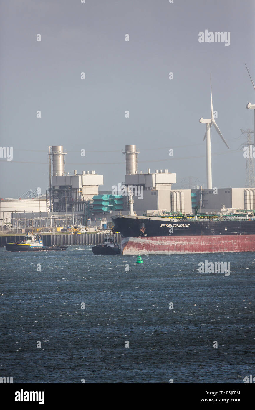 Pays-bas, Rotterdam, Port de Rotterdam. Port ou port. Tanker et power plant Banque D'Images