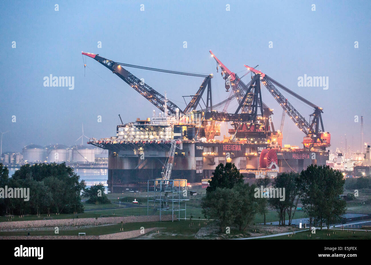 Pays-bas, Rotterdam, Port de Rotterdam. Port ou port. Navire de construction en eau profonde appelée Thialf Banque D'Images