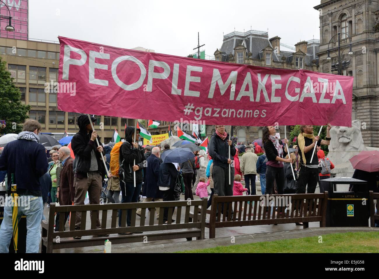 George Square, Glasgow, Ecosse, Royaume-Uni. 2e août, 2014. Une manifestation à Glasgow à l'appui des Palestiniens de Gaza a attiré un grand nombre de personnes de George Square. Une bannière proclamée 'Personnes' Gaza Faire mimer les Jeux du Commonwealth de Glasgow slogan "Les gens font des Glasgow. Banque D'Images