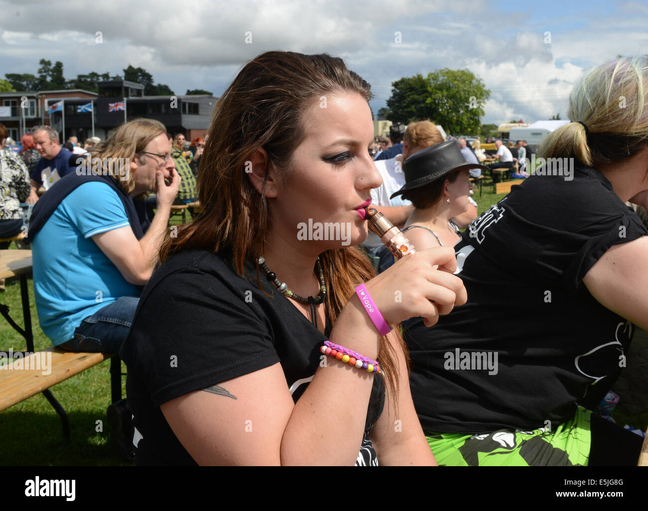 Une jeune femme se paffant sur son vaporisateur au Vapor Festival annuel 2nd. VAPING femelle e cigarette crédit: David Bagnall Banque D'Images