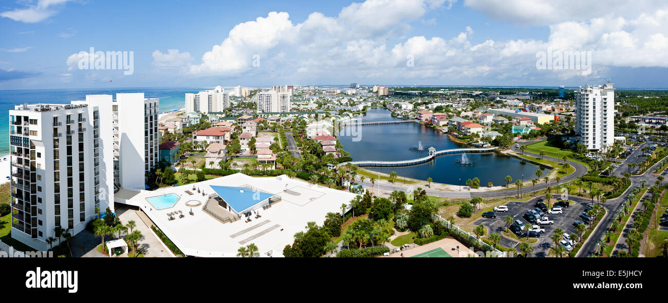 Destin, FL, USA - Le 24 juillet 2014 : Panorama du destin touristique sur la côte d'émeraude de la Floride. Banque D'Images