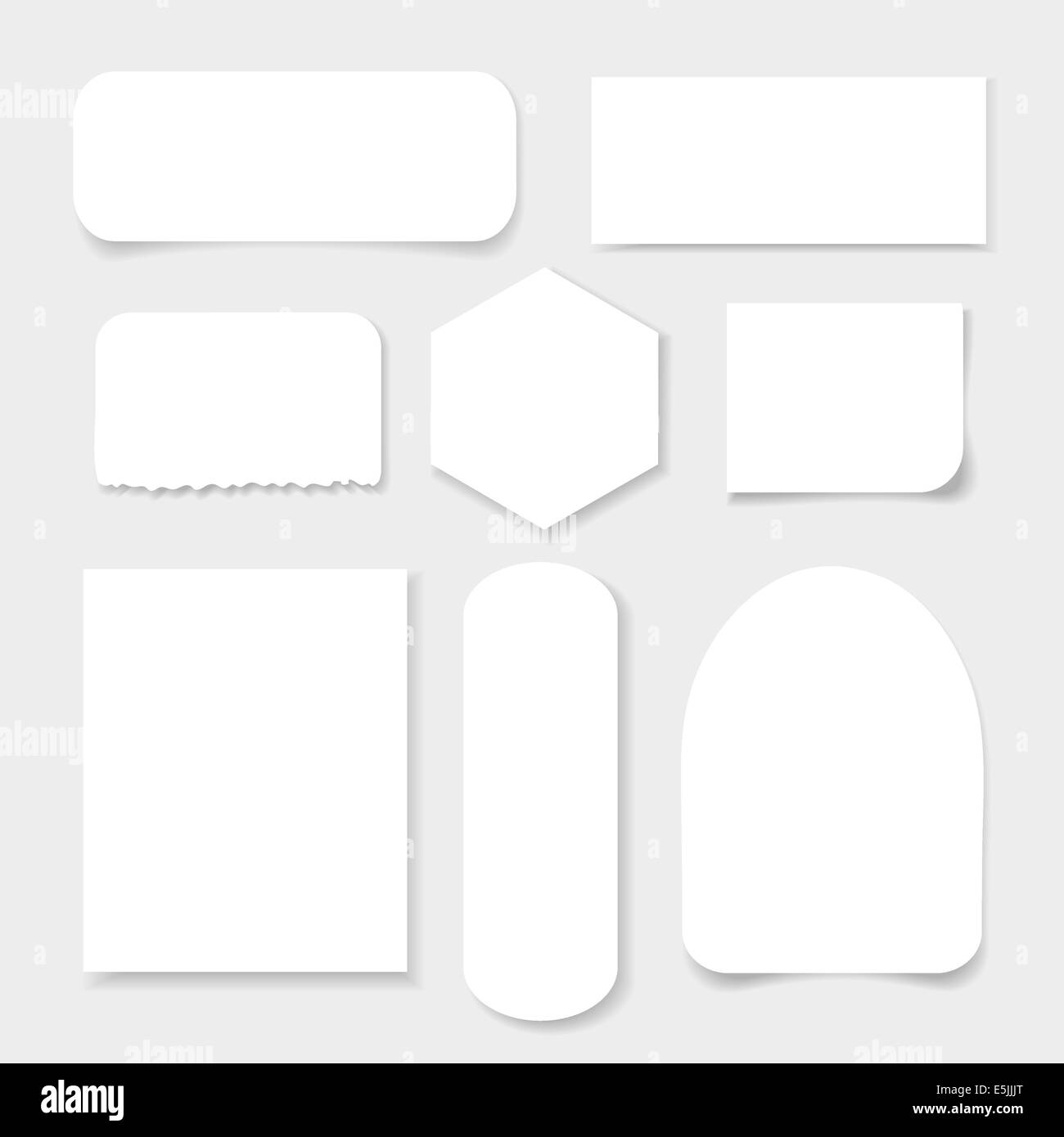 Ensemble de feuilles de papier blanc à l'ombre sur un fond clair Banque D'Images