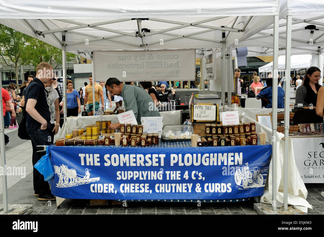 Le Somerset laboureurs stalle, Kings Cross Real Food Market, la place de la gare de Kings Cross, London England Angleterre UK Banque D'Images