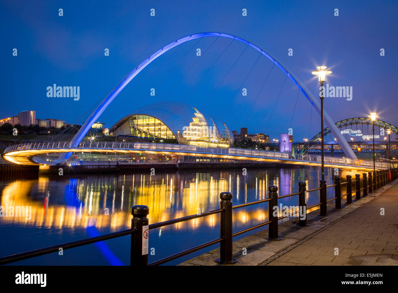 Le Gateshead Millenium Bridge et le Sage reflète dans Rivière Tyne, Newcastle-Upon-Tyne, Tyne et Wear, Angleterre Banque D'Images