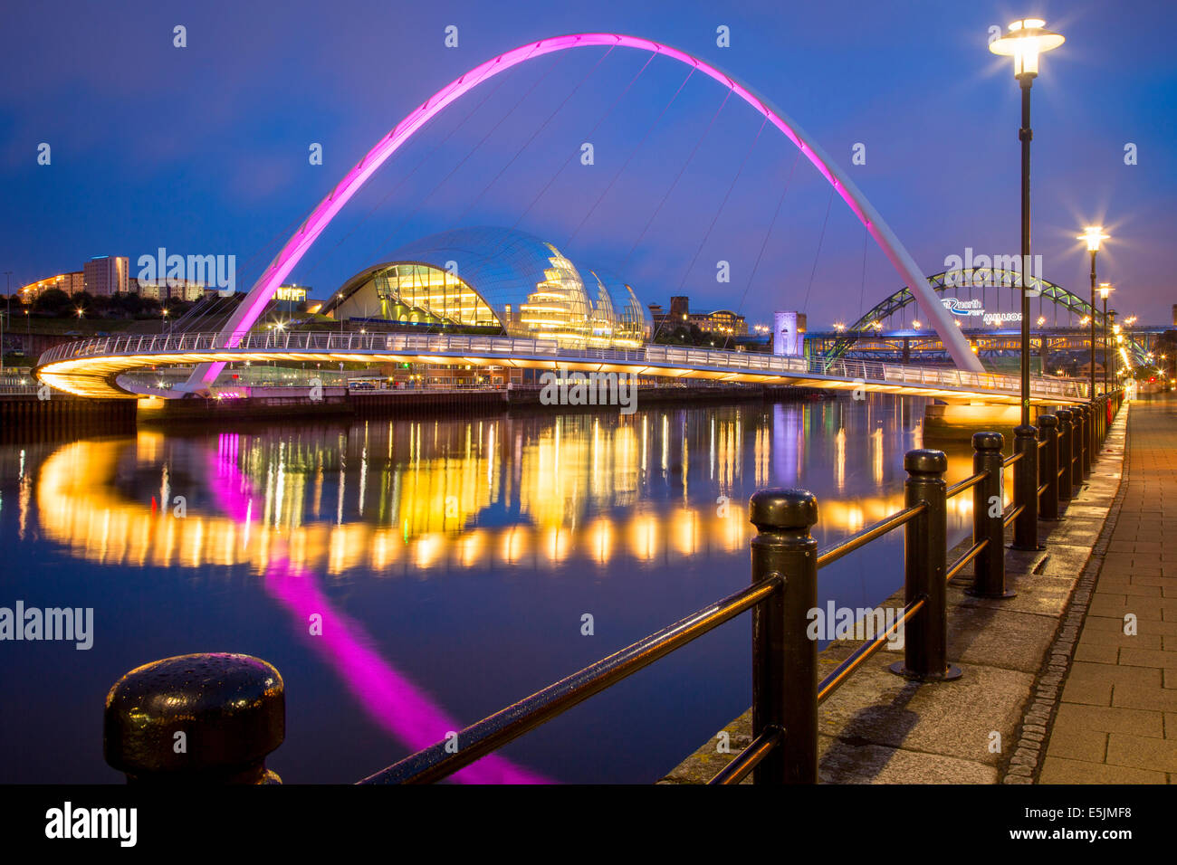 Le Gateshead Millenium Bridge et le Sage reflète dans Rivière Tyne, Newcastle-Upon-Tyne, Tyne et Wear, Angleterre Banque D'Images