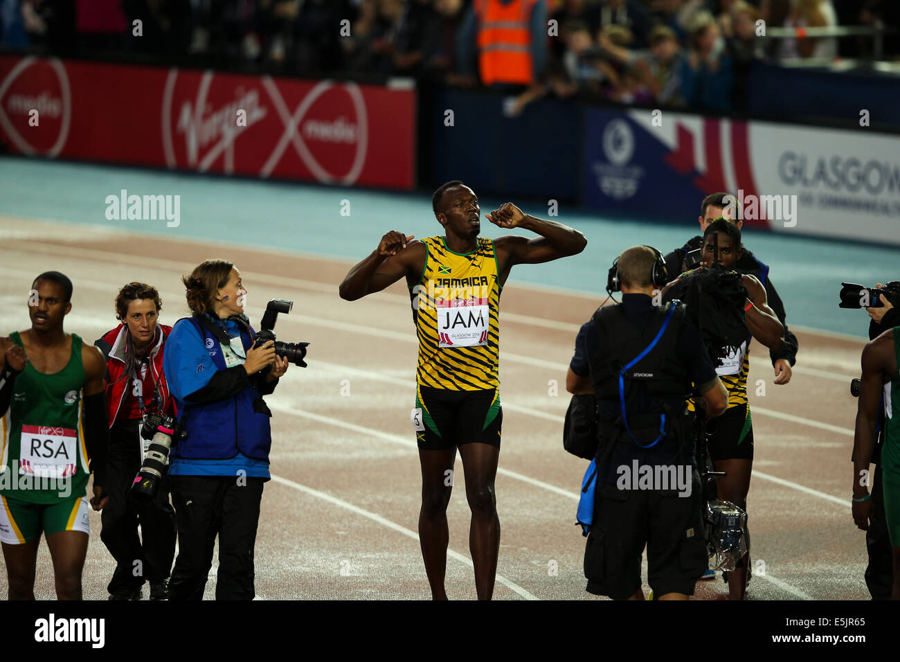 Glasgow Hampden Park 2 août 2014. Jeux du Commonwealth Men's 4x100 final. Usain Bolt met la baguette pour la Jamaïque en un temps record de nouveaux jeux 37,58. L'Angleterre a terminé deuxième en 38,02. L'équipe jamaïcaine - Jason Livermore ; Kemar Bailey-Cole ; Nickel Ashmeade et Usain Bolt. Banque D'Images