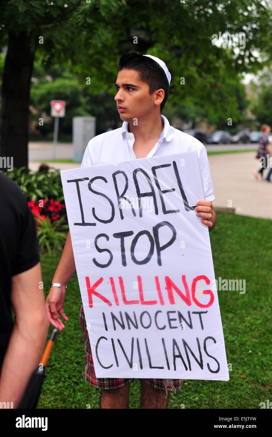 London, Ontario, Canada. 07 août, 2014. Les manifestants se rassemblent pour un rassemblement à l'appui des Palestiniens à Gaza. Pendant quatre semaines consécutives les manifestants se sont réunis à London, en Ontario, pour manifester contre la poursuite de l'offensive à Gaza qui a tué plus de 1600 Palestiniens et déplacé plus de 280 000 personnes. Credit : Jonny White/Alamy Live News Banque D'Images