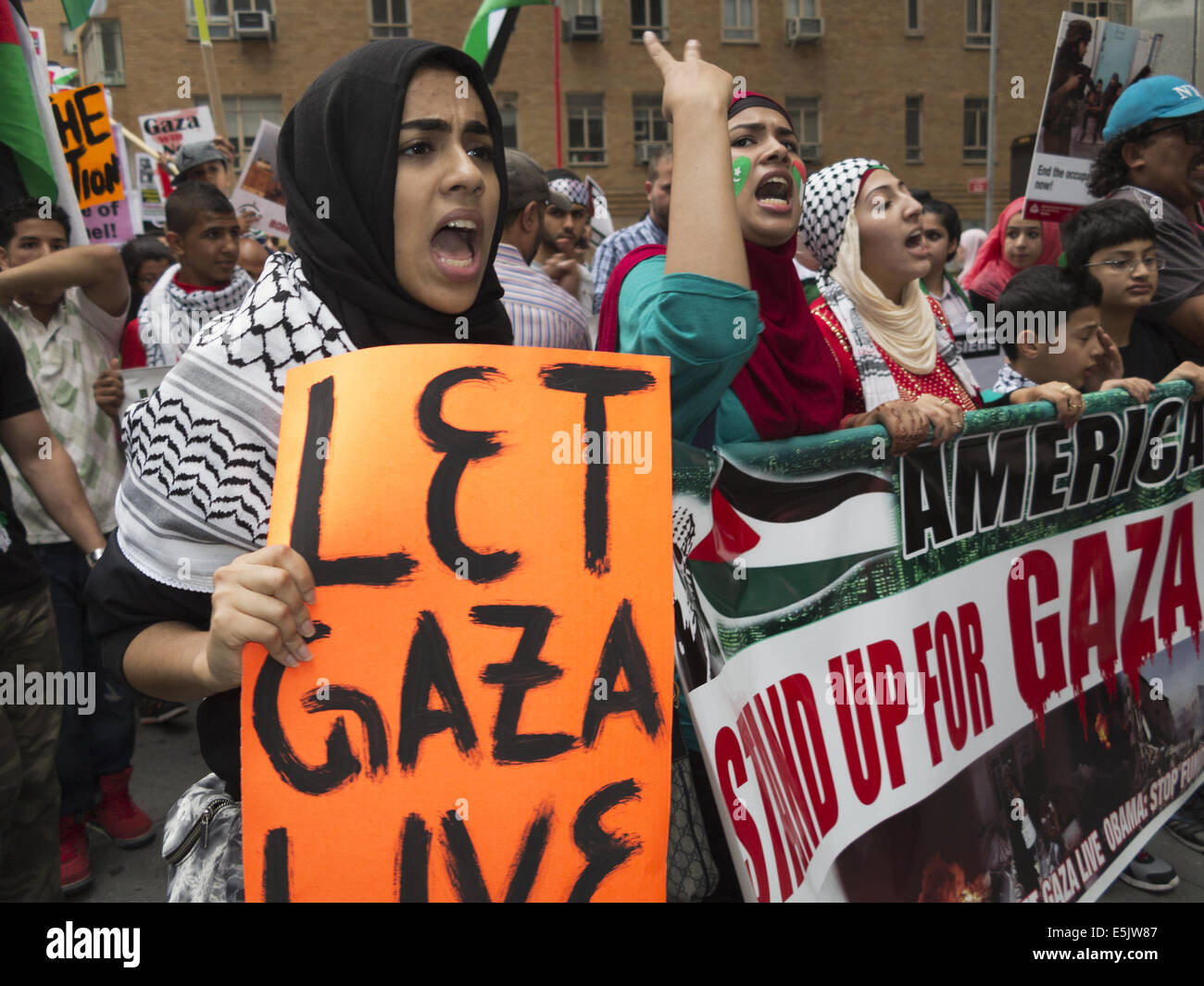 USA : New York, NY. Pro-Palestinian démonstration à Columbus Circle, qui protestent contre les attaques israéliennes contre Gaza, le 1 août 2014. Banque D'Images