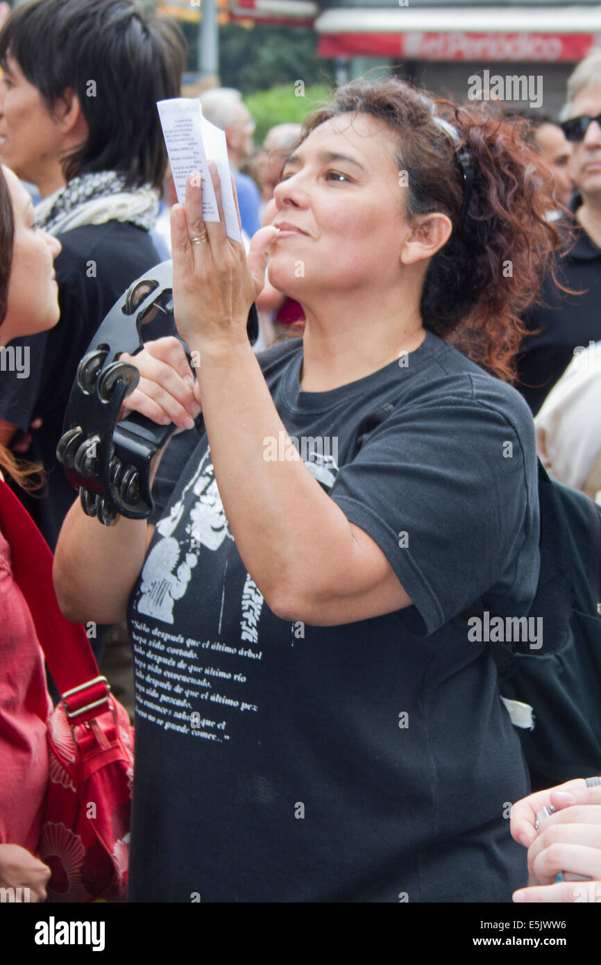 Pas de personnes qui protestaient contre le chômage et la corruption politique le 19 juin 2011 sur la Plaça de Catalunya, Barcelone, Espagne Banque D'Images