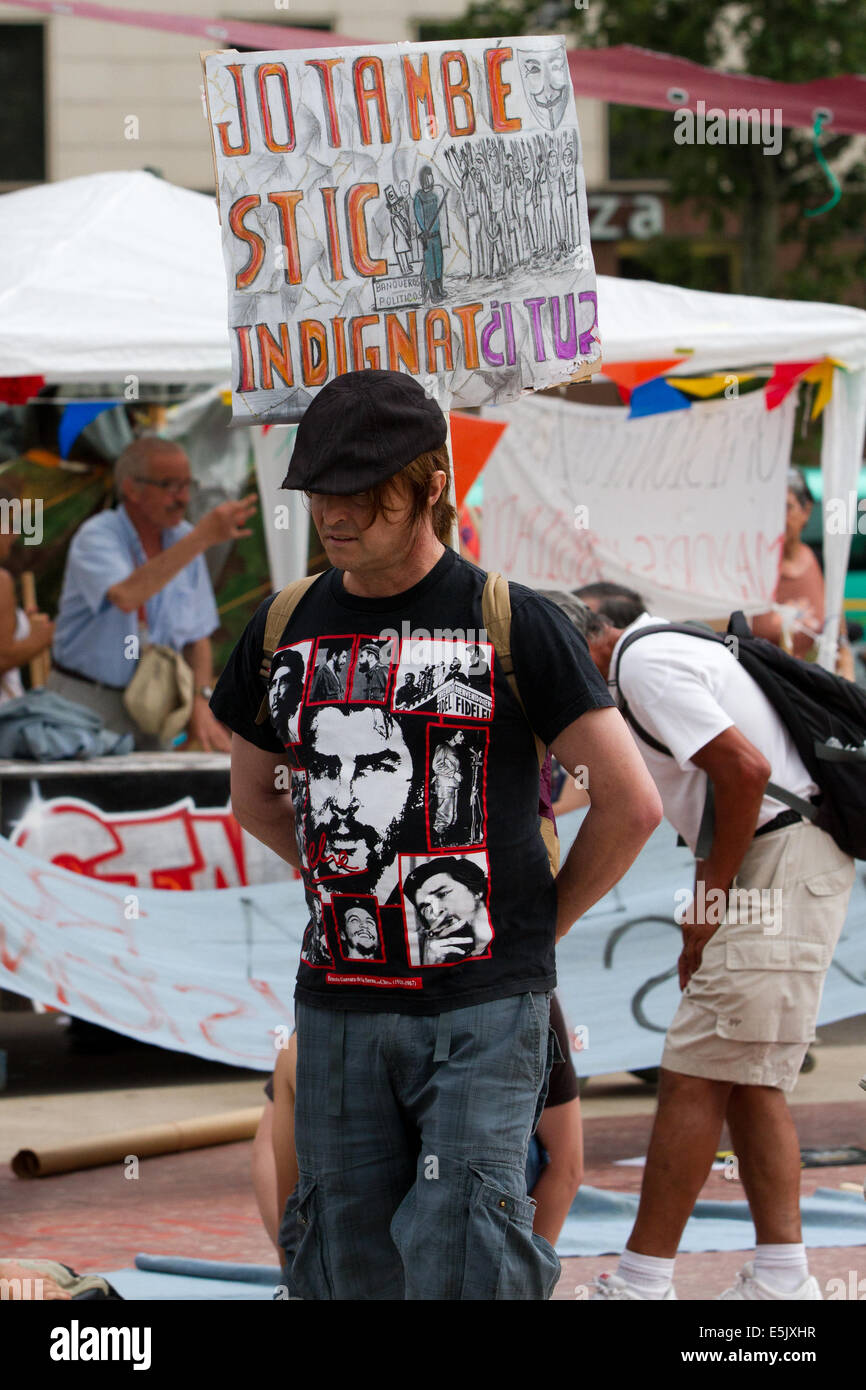 Pas de personnes qui protestaient contre le chômage et la corruption politique le 19 juin 2011 sur la Plaça de Catalunya, Barcelone, Espagne Banque D'Images