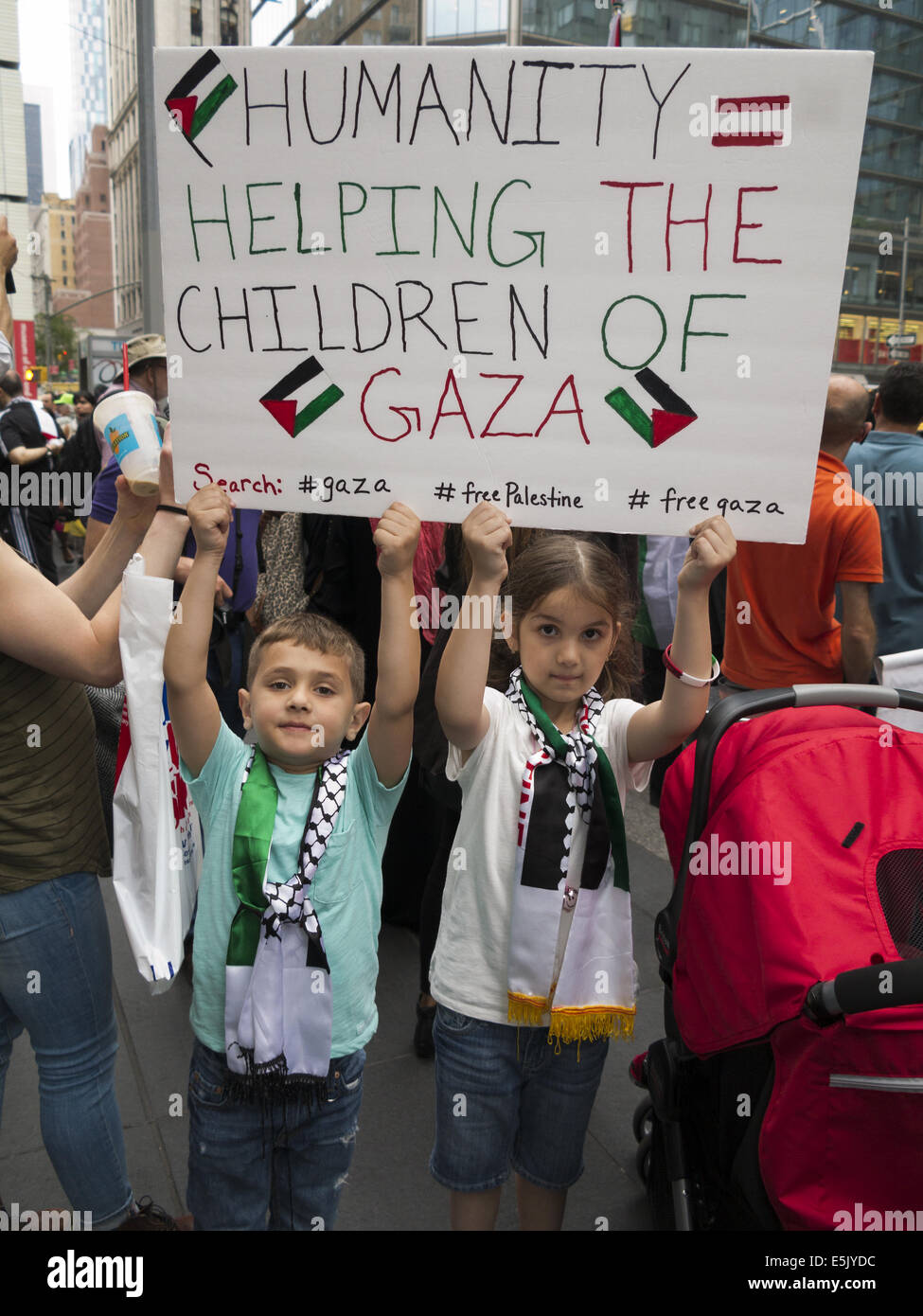 USA : New York, NY. Pro-Palestinian démonstration à Columbus Circle, qui protestent contre les attaques israéliennes contre Gaza, le 1 août 2014. Banque D'Images