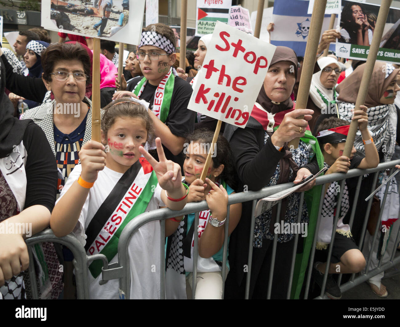 USA : New York, NY. Pro-Palestinian démonstration à Columbus Circle, qui protestent contre les attaques israéliennes contre Gaza, le 1 août 2014. Banque D'Images