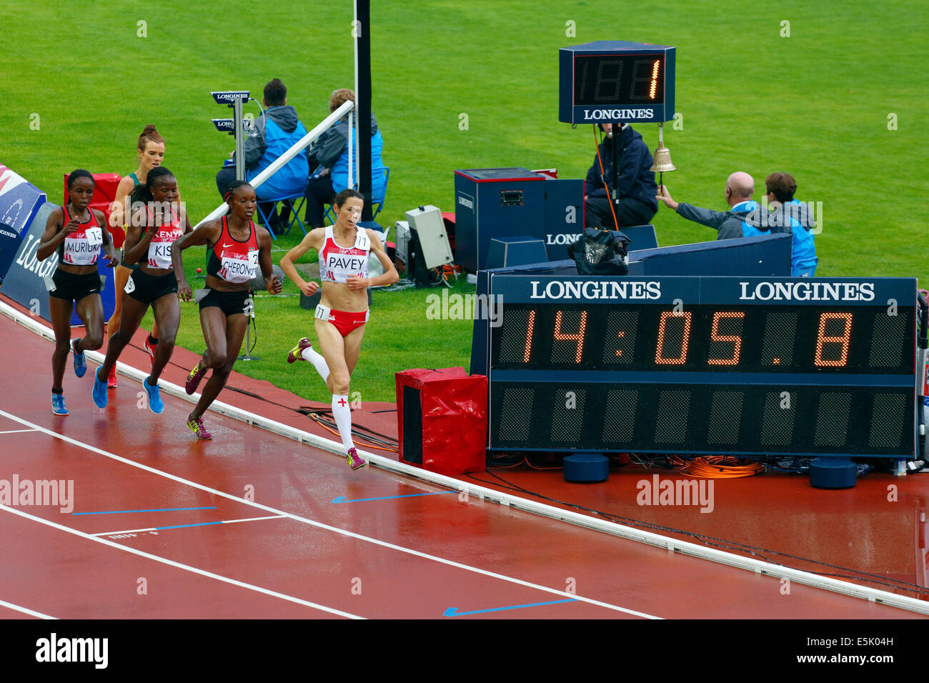 Hampden Park, Glasgow, Écosse, Royaume-Uni, samedi, 2 août 2014. Glasgow Jeux du Commonwealth 2014, finale de 5000m des femmes, dernier tour. JO Pavey, en Angleterre, mène le terrain Banque D'Images