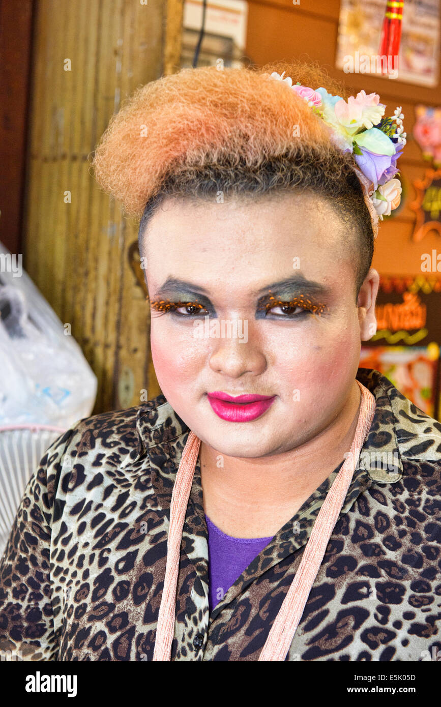 Ladyboy vendeur au marché flottant d'Amphawa, Thaïlande Banque D'Images