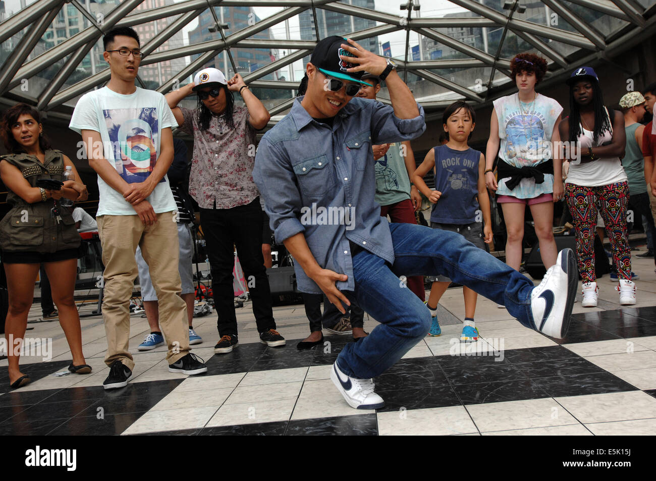 Vancouver, Canada. 2e août, 2014. Un danseur fait concurrence au cours de la Vancouver 2014 Street Dance Festival à Robson Square, Vancouver, Canada, le 2 août 2014. Le festival est un événement public gratuit avec batailles de freestyle, musique DJ's et de divertissement. Crédit : Sergei Bachlakov/Xinhua/Alamy Live News Banque D'Images