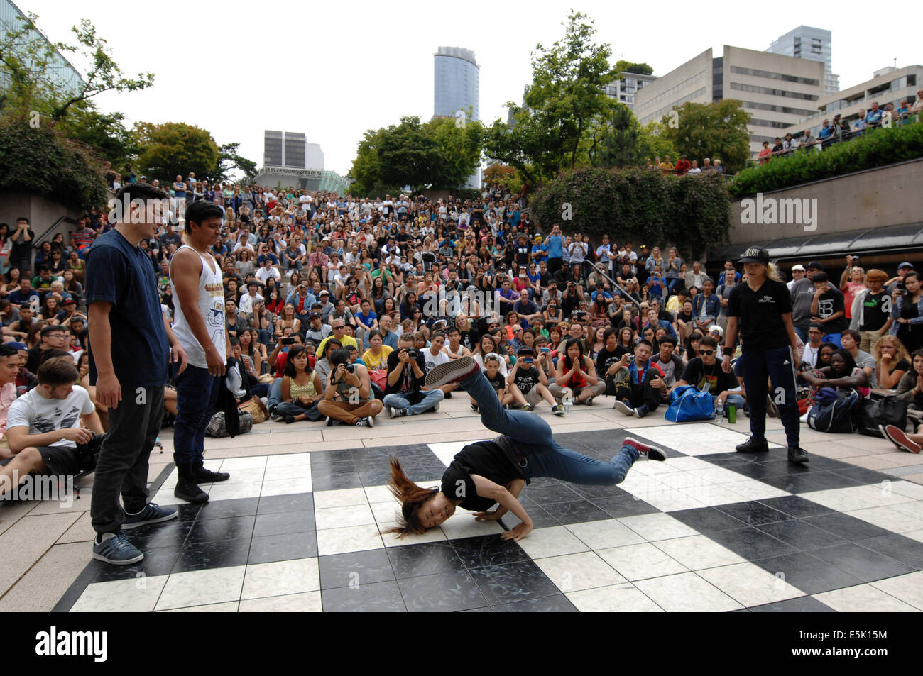 Vancouver, Canada. 2e août, 2014. Un danseur fait concurrence au cours de la Vancouver 2014 Street Dance Festival à Robson Square, Vancouver, Canada, le 2 août 2014. Le festival est un événement public gratuit avec batailles de freestyle, musique DJ's et de divertissement. Crédit : Sergei Bachlakov/Xinhua/Alamy Live News Banque D'Images