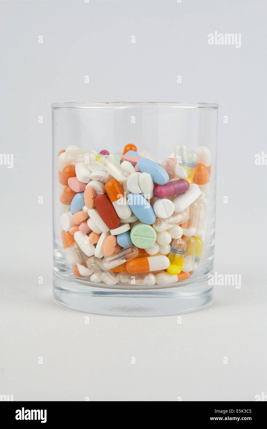 Tabletten medikamente pillen Glas voll voller medikament pille tablette apotheke gesundheit medizin medizinisch pharma pharmazie Banque D'Images