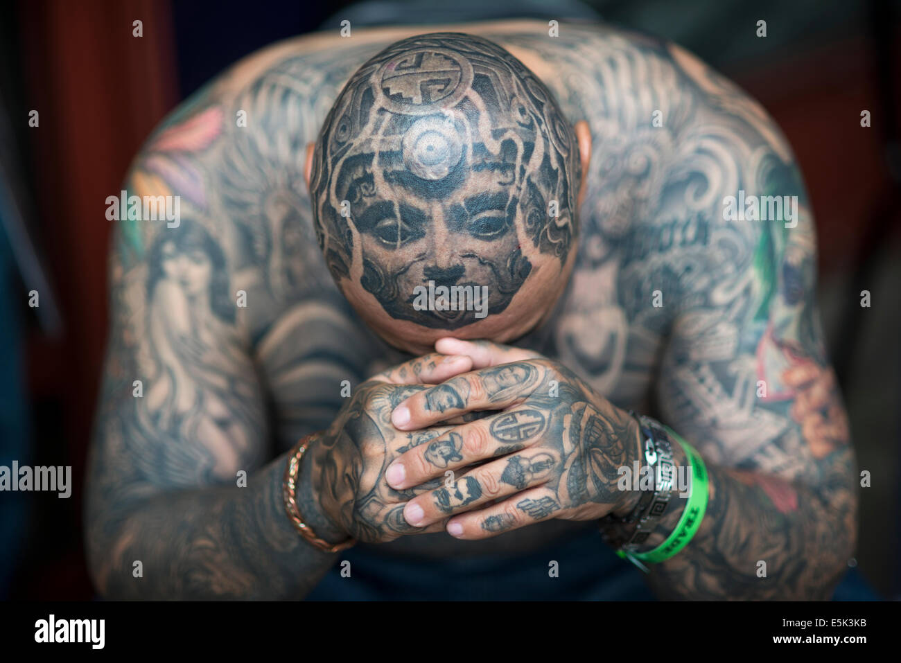 Homme fortement tatoué Banque de photographies et d'images à haute  résolution - Alamy
