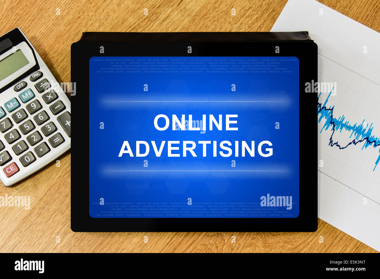 La publicité en ligne mot sur tablette numérique avec la calculatrice graphique et financières Banque D'Images