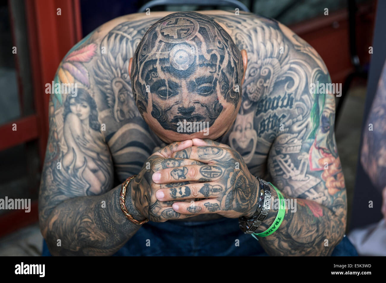 Tatouage En Rapport Avec La Moto Homme fortement tatoué Banque de photographies et d'images à haute  résolution - Alamy