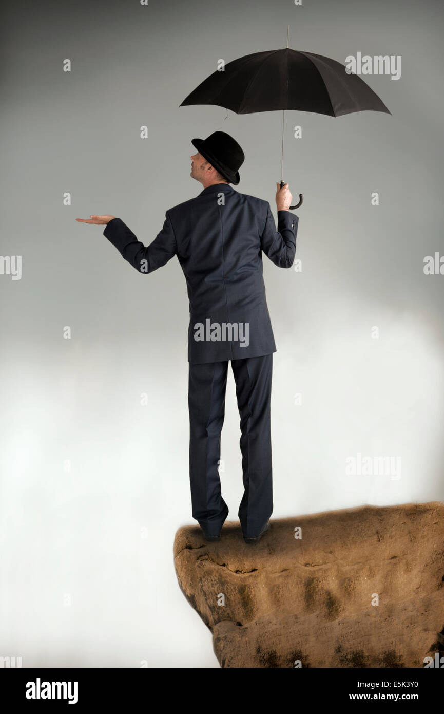 Concept de protection de l'entreprise man avec parapluie sentiment pour la pluie Banque D'Images