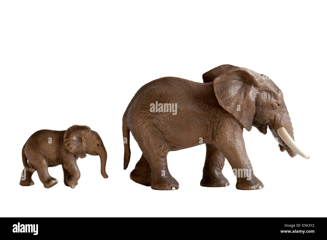 Mère et bébé éléphant jouets isolé sur fond blanc Banque D'Images