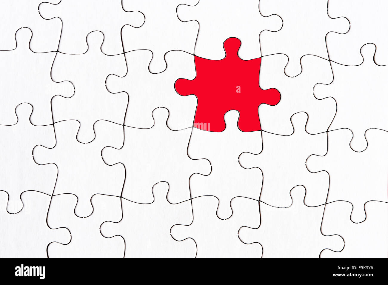 Blank white jigsaw avec une pièce rouge se tiennent dehors de la foule concept Banque D'Images