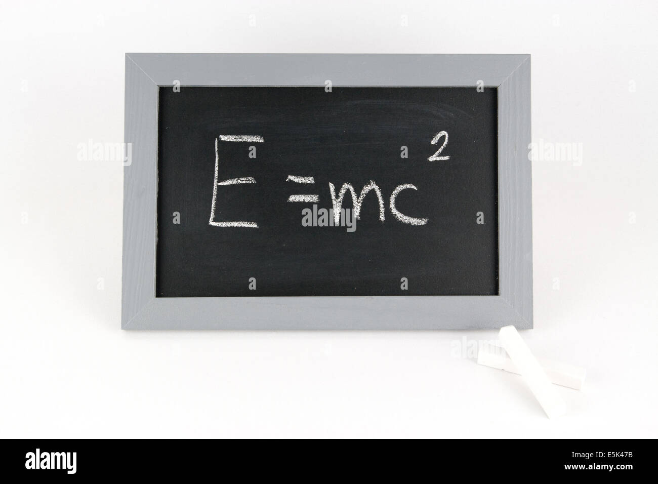 E =mc² Tafel Einstein Alphabet Gleichheit Masse Energie Physik Albert Etudier aequivalenz Schultafel Schulkreide Kreide Schule Banque D'Images